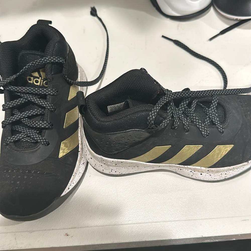 LIGHTLY USED BOYS' ADIDAS KID CROSS 'EM UP 5 WIDE WIDTH BASKETBALL SHOES